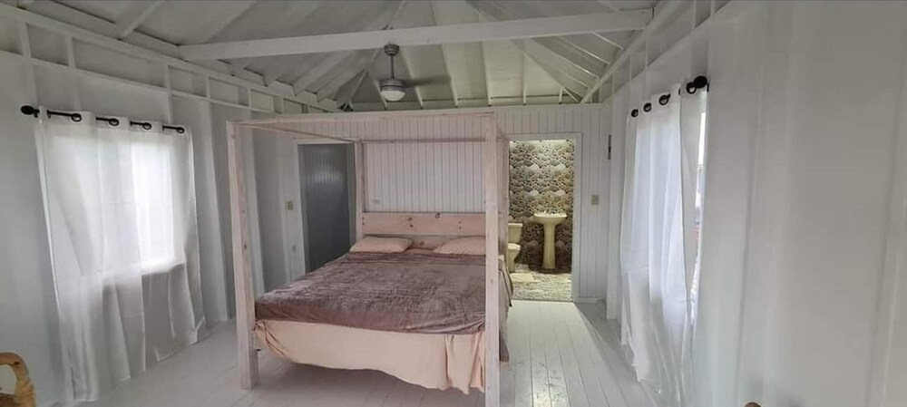 Captivating 1-bed Cottage in Codrington