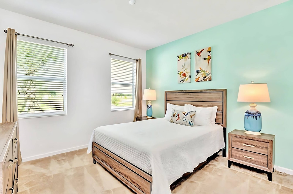Upstay Lakefront Home w Pool Cinema, Games, BBQ