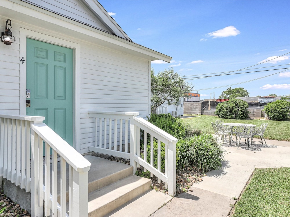 Coast Oaks Cottage 4 1 Bedroom Cottage by RedAwning view 3