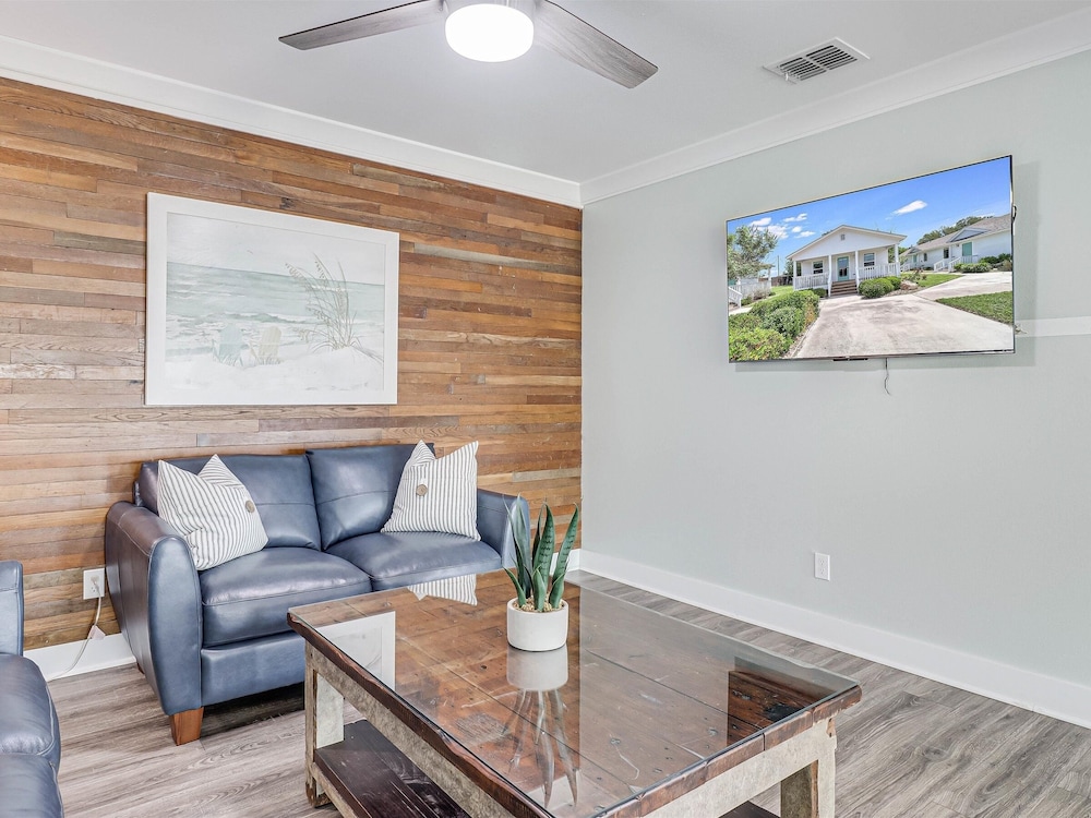 Coast Oaks Cottage 5 1 Bedroom Cottage by RedAwning view 2