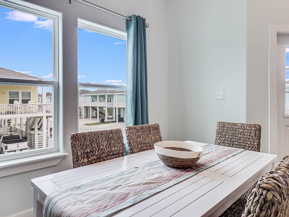 Pelican Reef Or104 3 Bedroom Home by RedAwning view 5