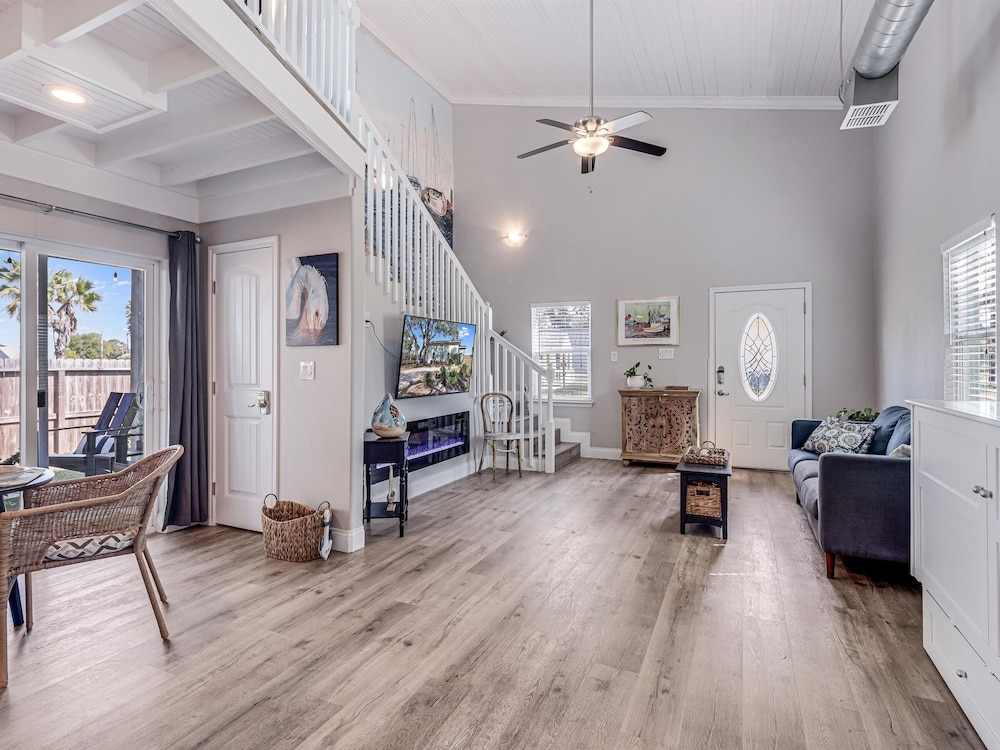 Vintage Art Studio 1 Bedroom Home view 5
