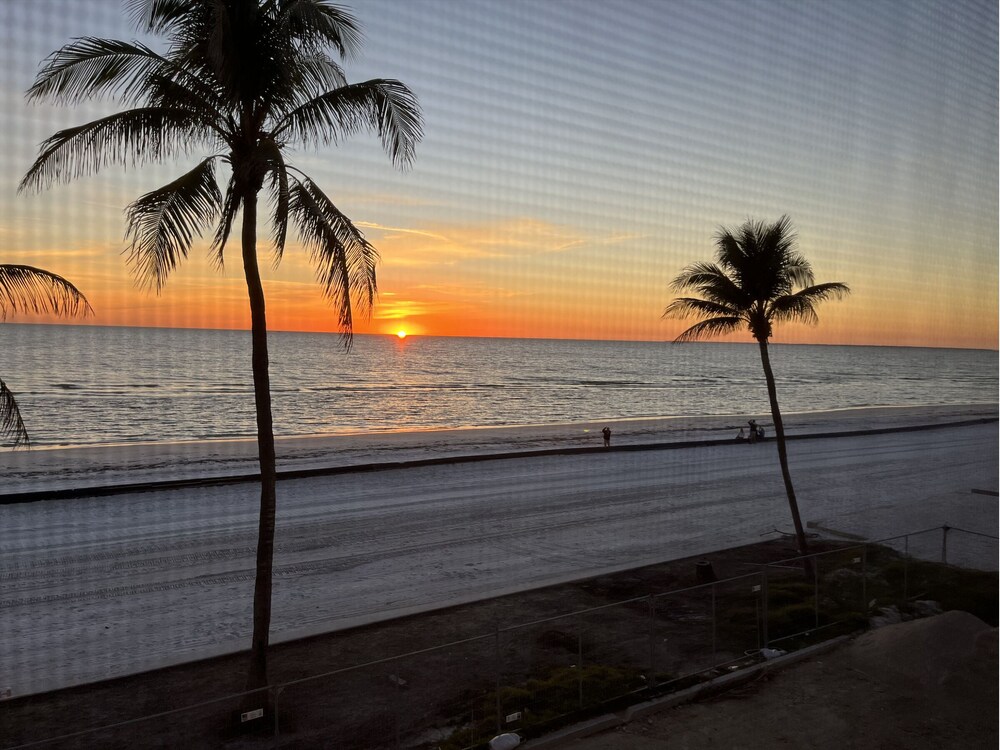 Seaside 209: Oceanview 2br/2ba Condo With Pool, Steps To Beach 2 Bedroom Condo