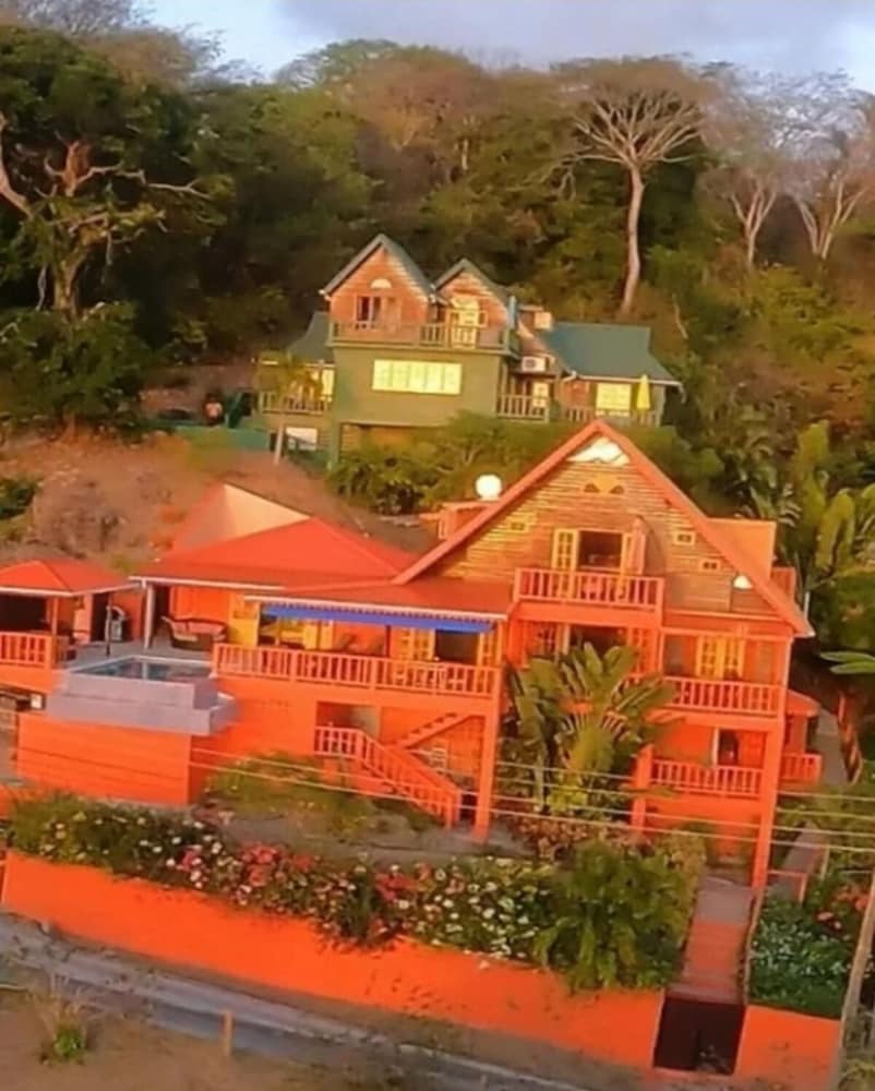 Flamingo Bequia - 4 B R Villa Including Cottage