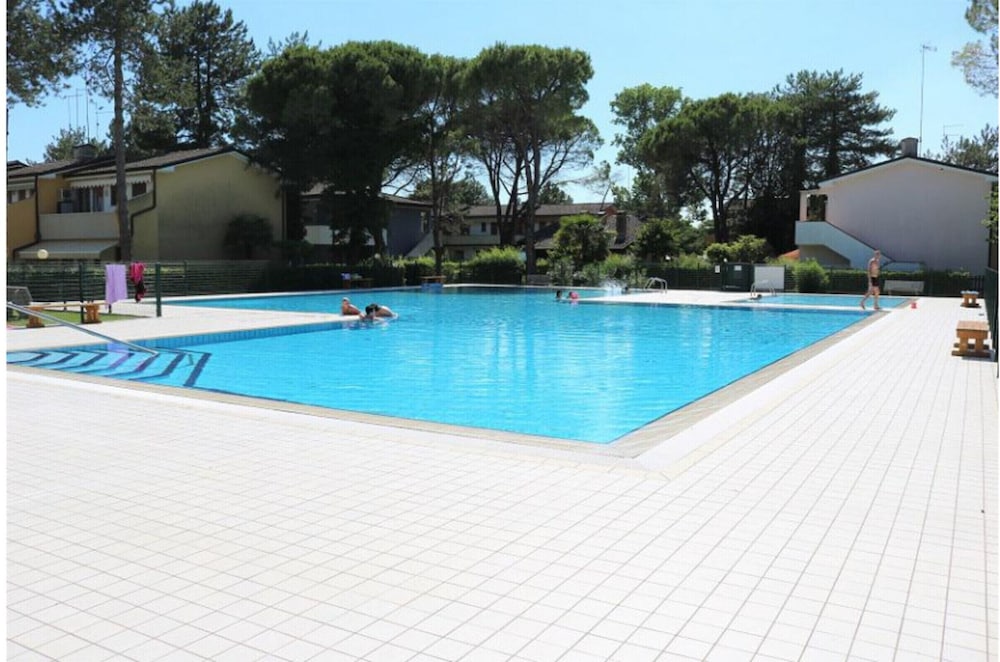 Bright Flat With Shared Swimming Pool