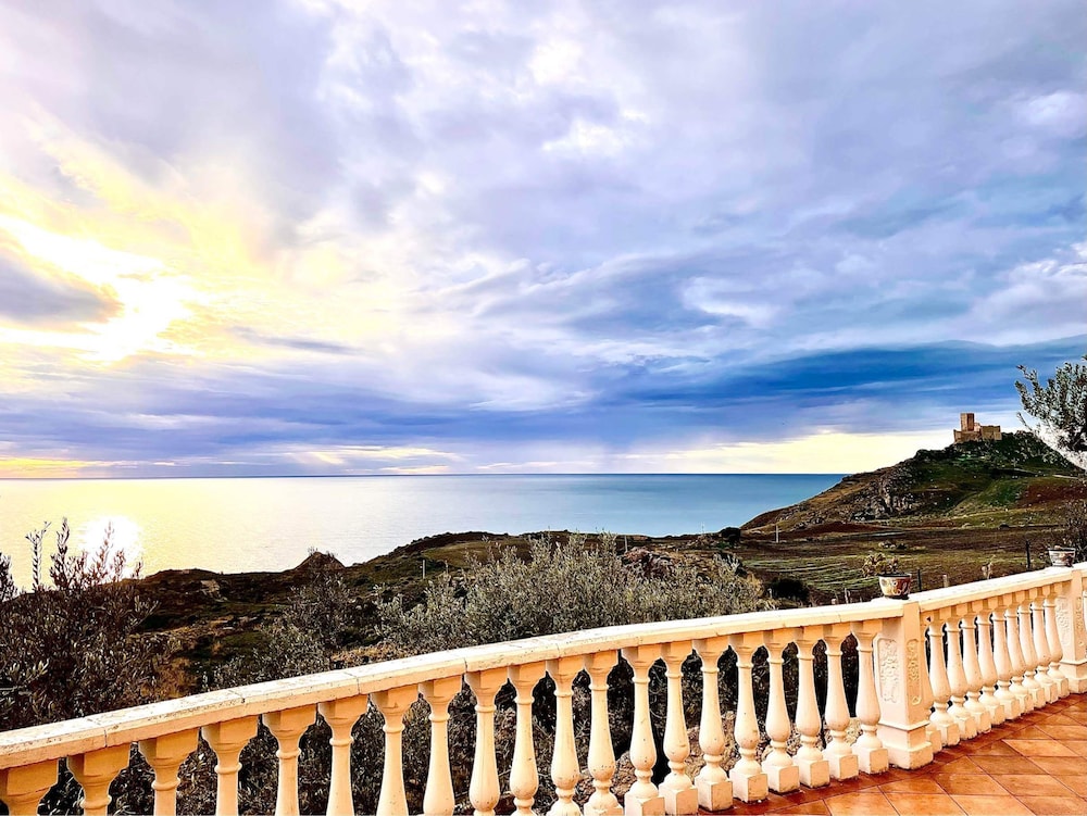 LA COLLINA SUL MARE
