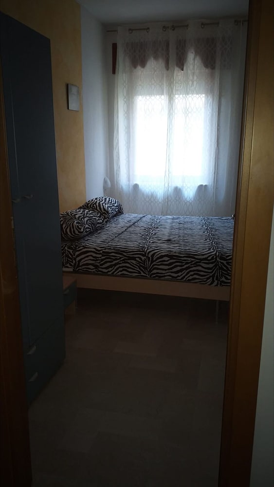 Room in B&B - Spacious Double Room a Stone Throw From the sea view 5