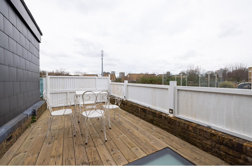 The Thames Embrace 3 BR & Garden House