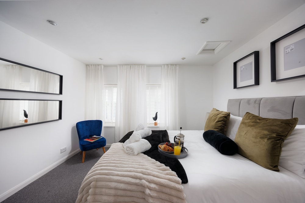 Modern 3 Bed Apartment - Parking view 4