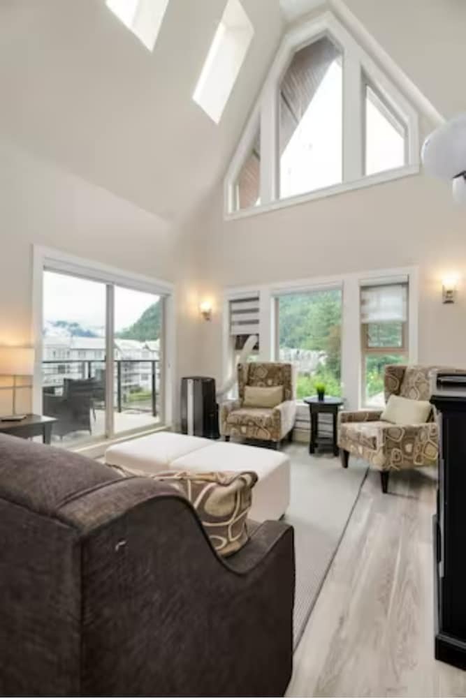 Modern 4BR Penthouse With Lake Views