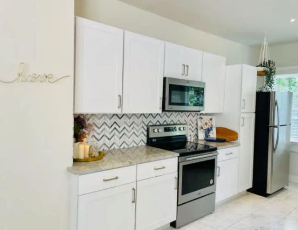Charming Bungalow Near Historic Downtown - Image 2