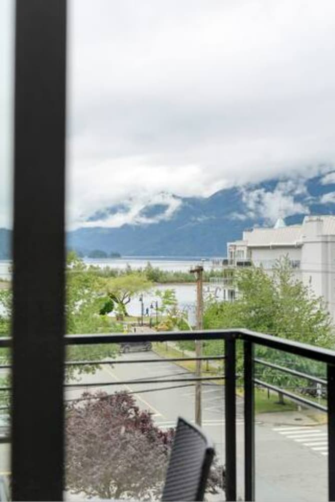 Modern 4BR Penthouse With Lake Views