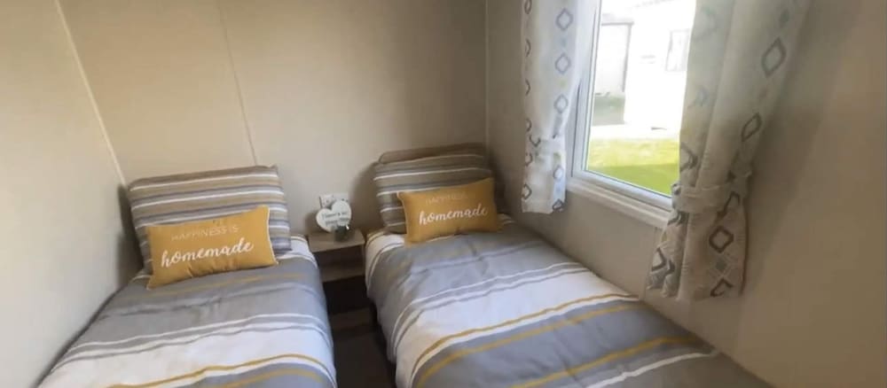 Impeccable 3-bed Caravan in Clacton-on-sea view 4