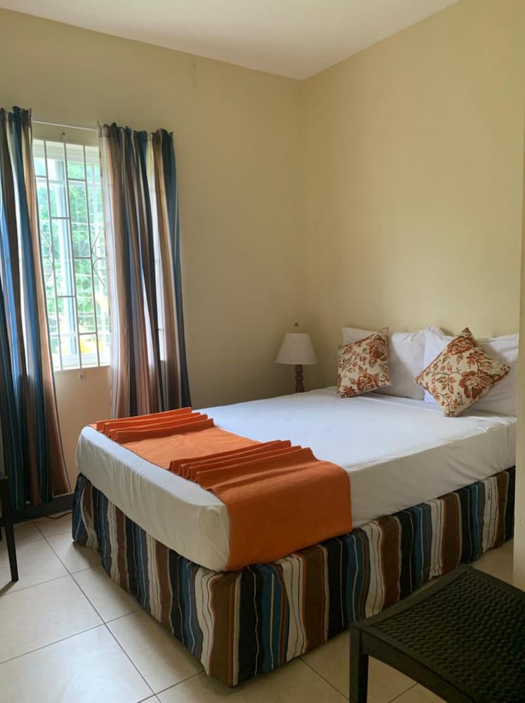 2-bedroom Apt - Enjoy 7 miles of White Sand Beach! 2 Apts by RedAwning view 2