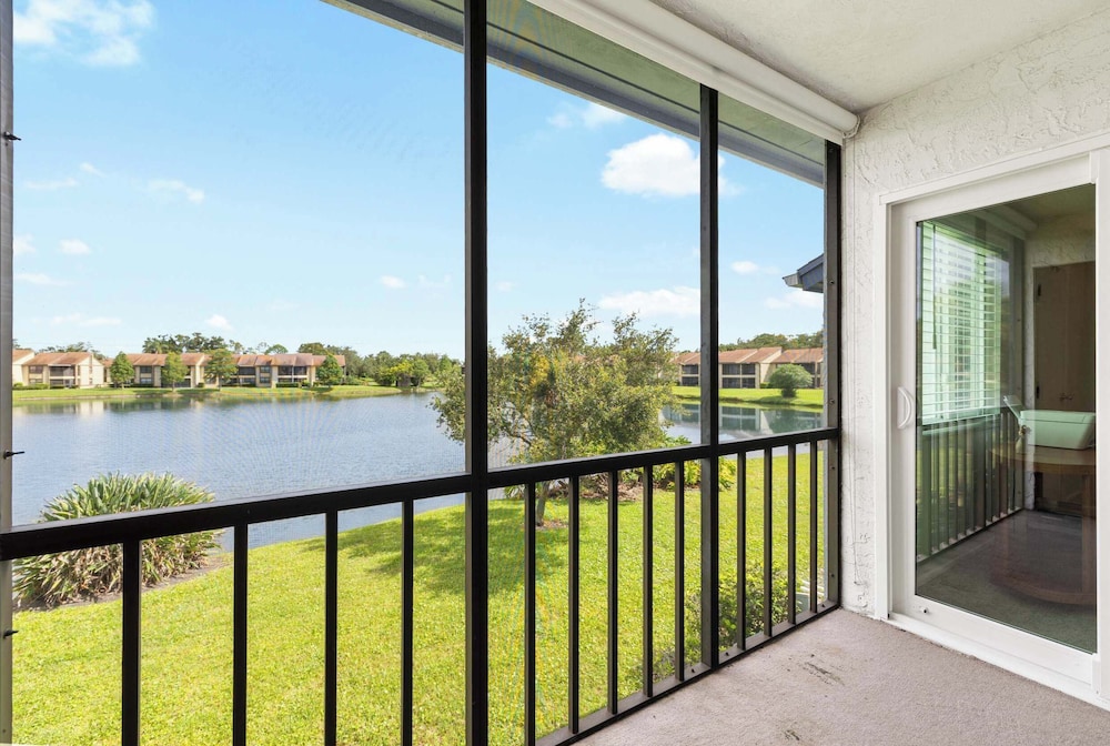 Modern Lakeside Condo 2 Bed, 2 Bath Oldsmar, FL
