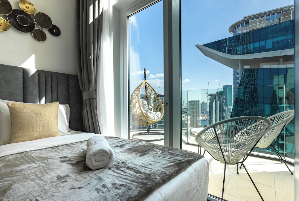 SIMPLY COMFORT Missoni Top Floor with Sea, Canal and Burj Khalifa Views