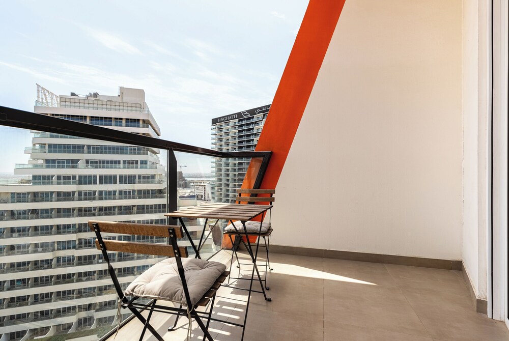 SIMPLY COMFORT Binghatti Gateway Family 2BR with Balcony, Close to Dubai Mall & Burj Khalifa