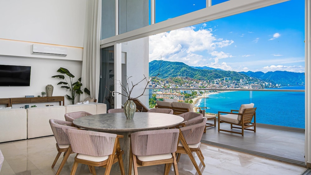 4BR Luxury Penthouse with Ocean Views