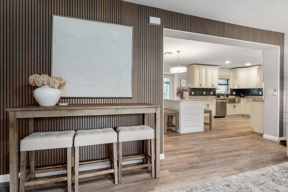 Designer Pet-friendly Retreat With Heated Pool 5 Bedroom Home