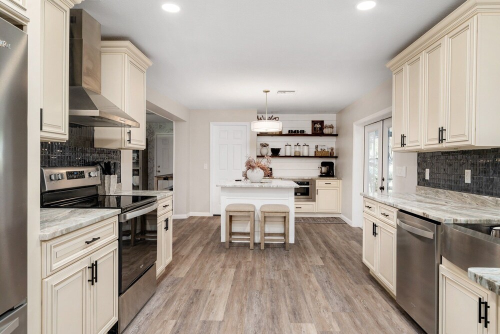 Designer Pet-friendly Retreat With Heated Pool 5 Bedroom Home