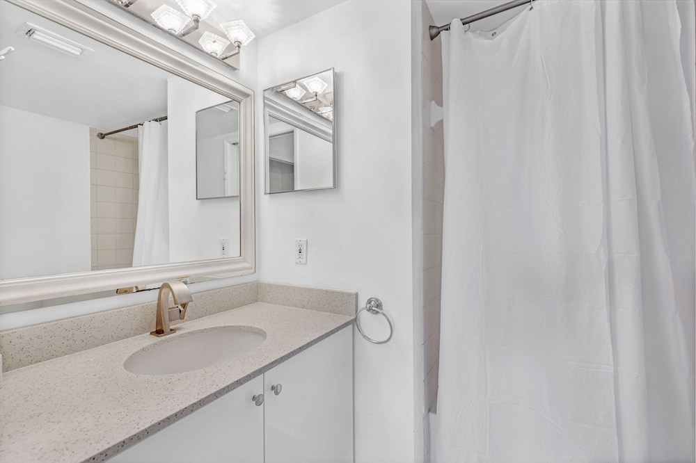Modern 2 Bedroom Condo in Aventura view 5
