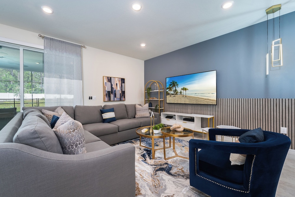 Spacious 9BR Villa Home Theater Pool