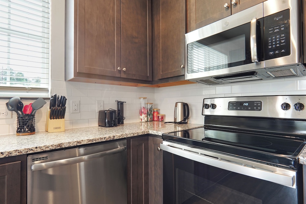 Luxe King 3BR Suite in North Raleigh