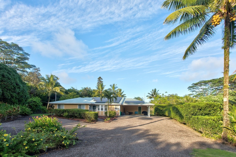 Hale O Makani 3 Bedroom Home by RedAwning view 5