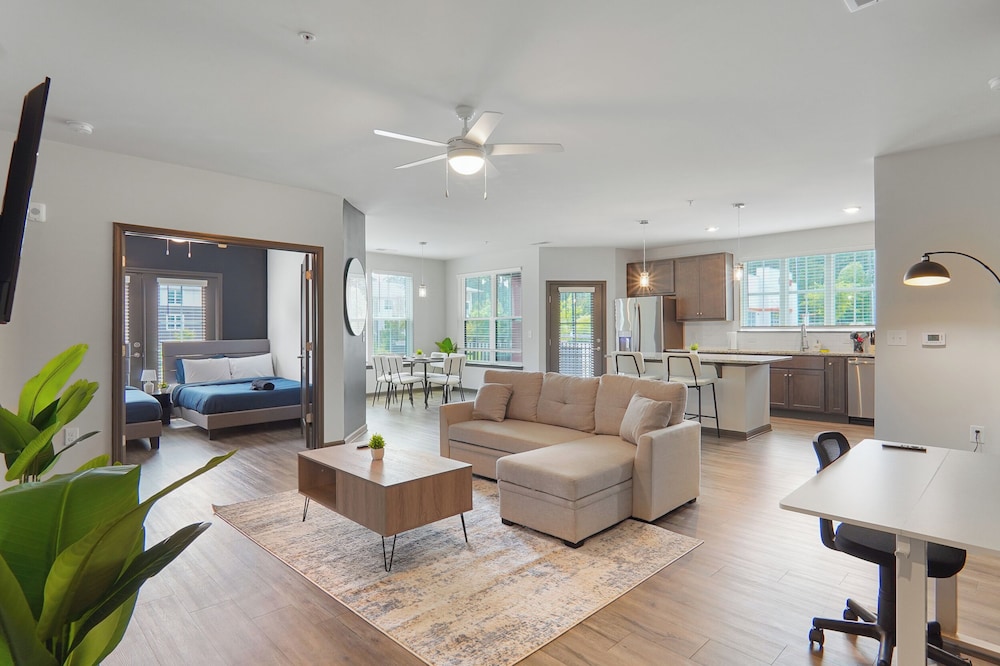 Luxe King 3BR Suite in North Raleigh
