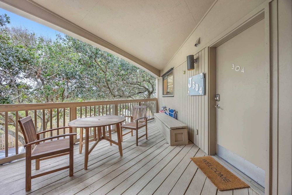 Treetop Beach Condo Sleeps 7!