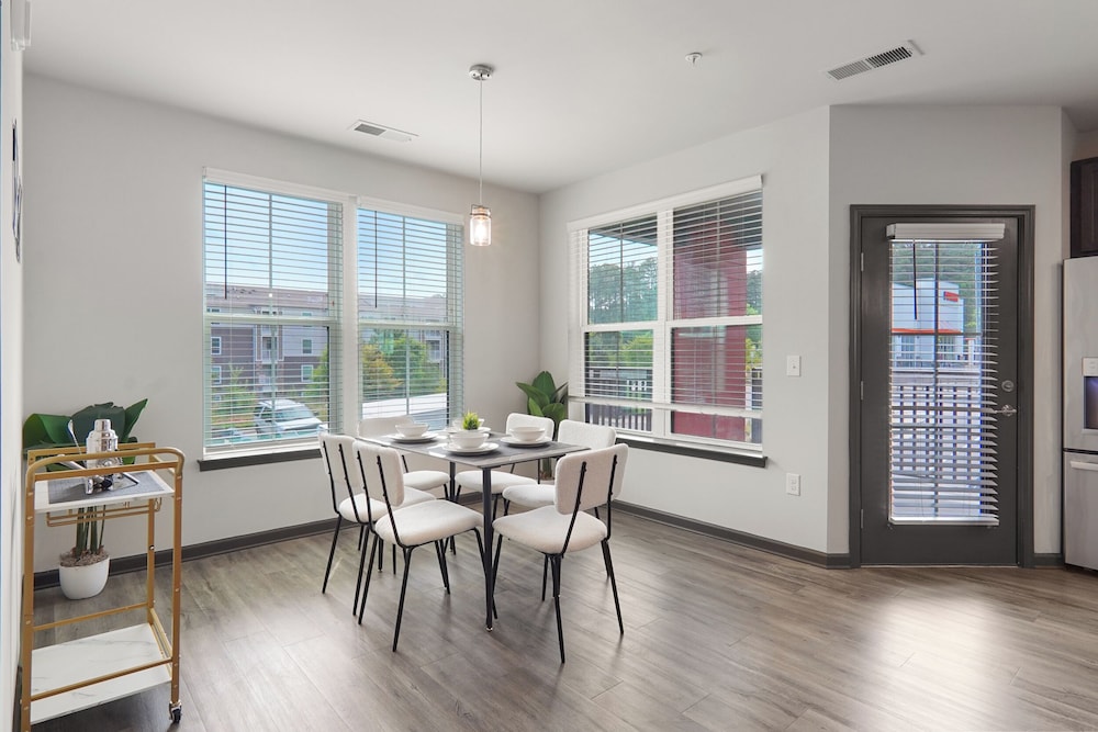 Luxe King 3BR Suite in North Raleigh
