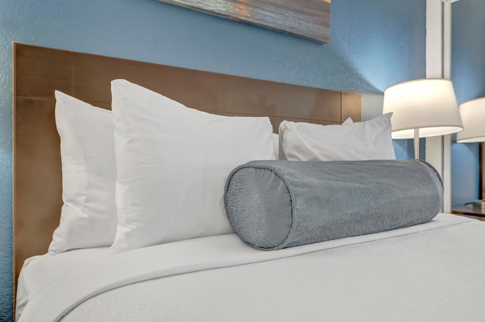 Palm Court a Bayview 2 Bed Suite Heated Pool