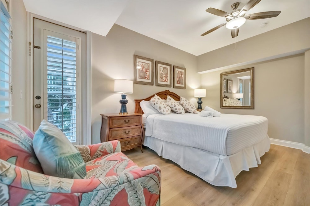 Beachfront With Private Balcony Heated Pool and Spa