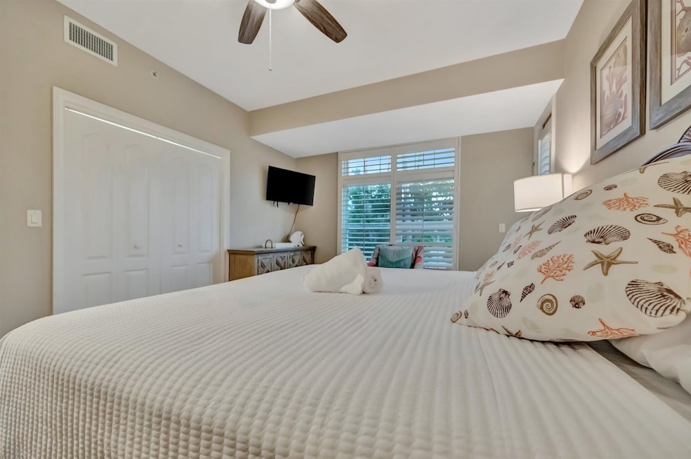 Beachfront With Private Balcony Heated Pool and Spa