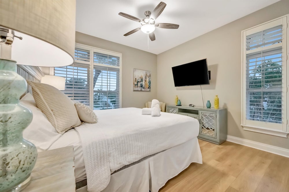 Beachfront With Private Balcony Heated Pool and Spa