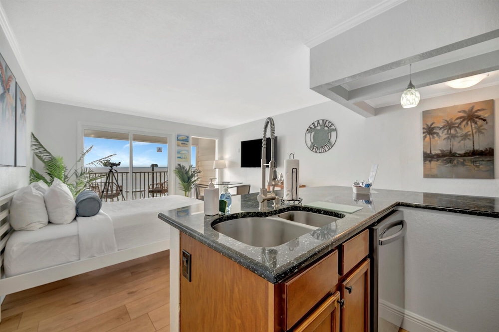 Palm Court a Bayview 2 Bed Suite Heated Pool