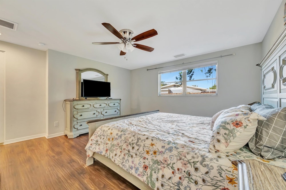 Sleeps 8 Pets Welcome Fenced In Backyard