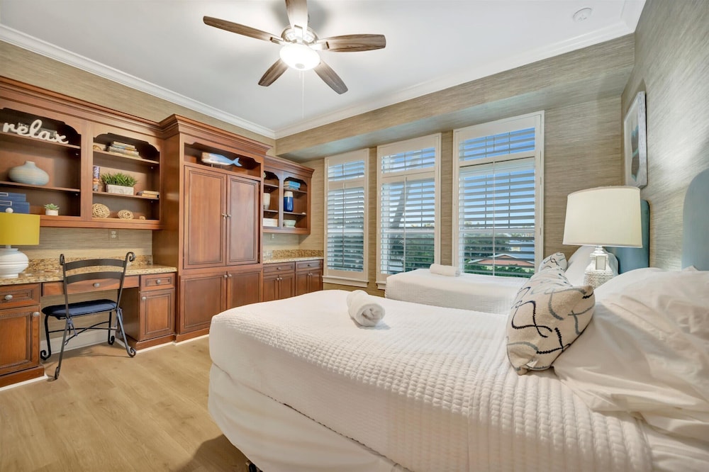 Beachfront With Private Balcony Heated Pool and Spa