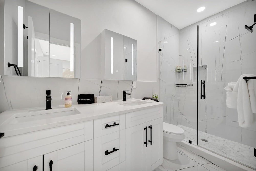 4br3ba Modern Sleeps 10 8 Minutes to Raymond James
