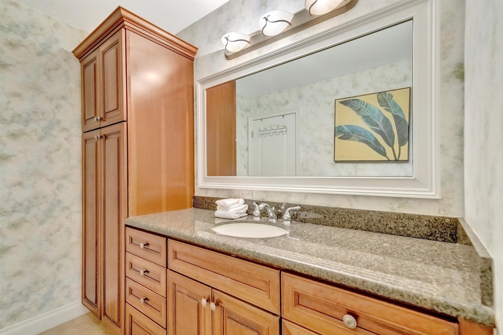 Beachfront With Private Balcony Heated Pool and Spa