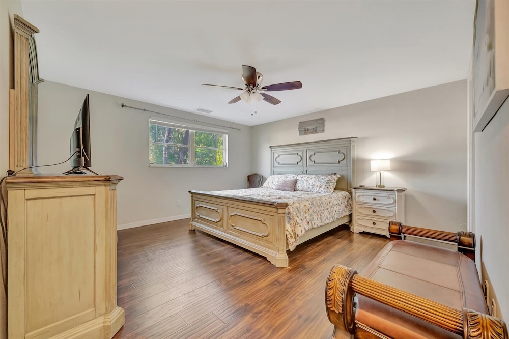 Sleeps 8 Pets Welcome Fenced In Backyard