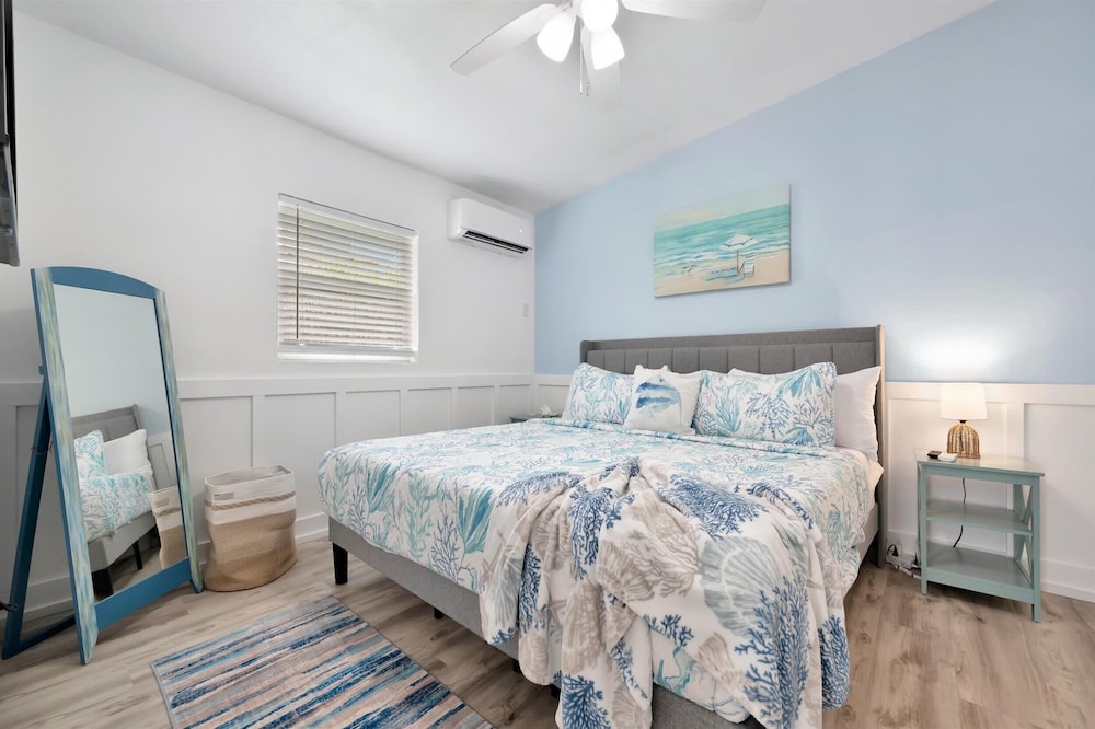 Waterfront Pet Friendly Boat Dock Walk 2 Beach