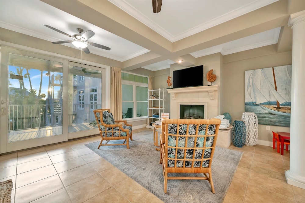 Beachfront With Private Balcony Heated Pool and Spa