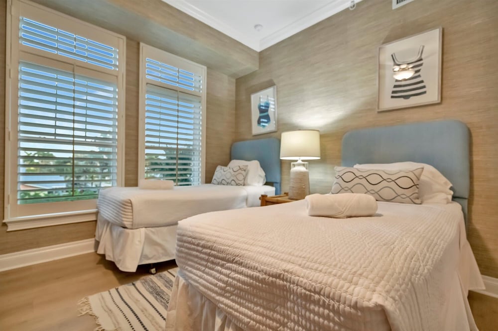 Beachfront With Private Balcony Heated Pool and Spa