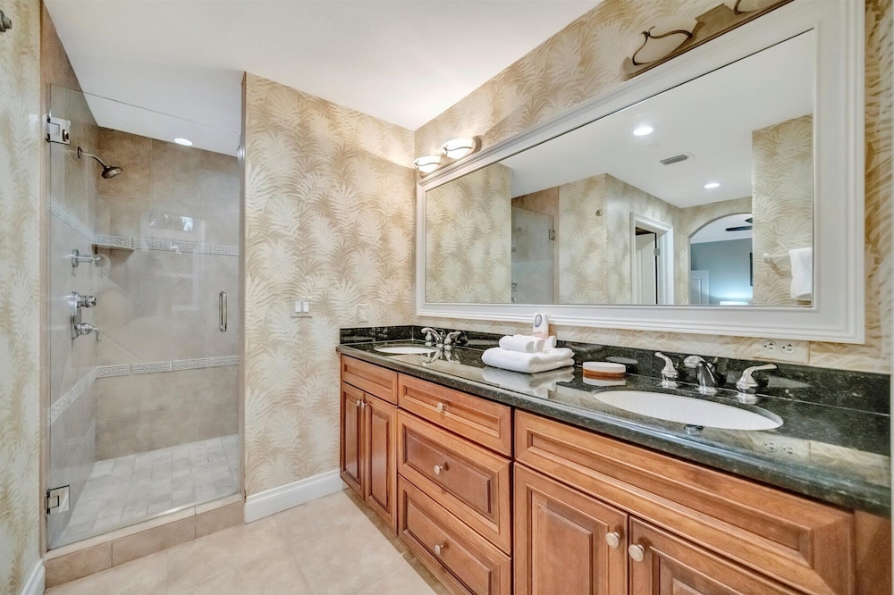Beachfront With Private Balcony Heated Pool and Spa