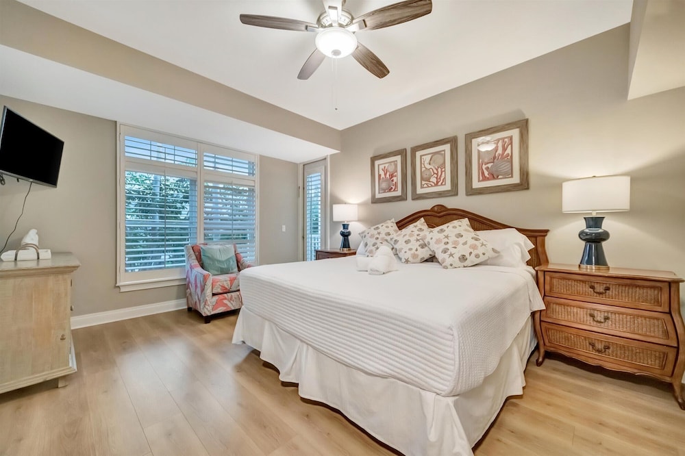 Beachfront With Private Balcony Heated Pool and Spa