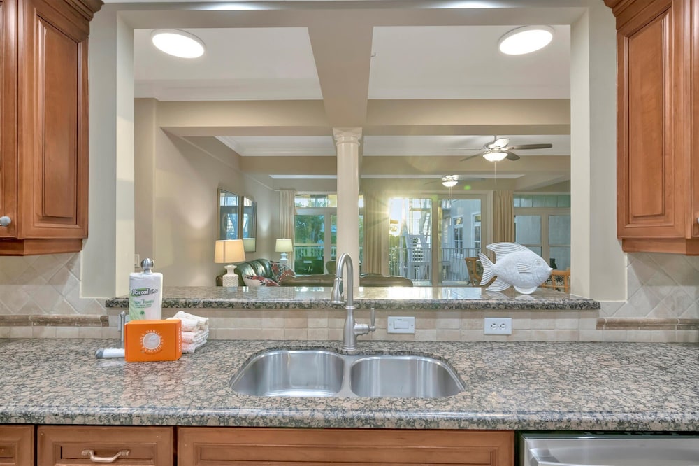 Beachfront With Private Balcony Heated Pool and Spa