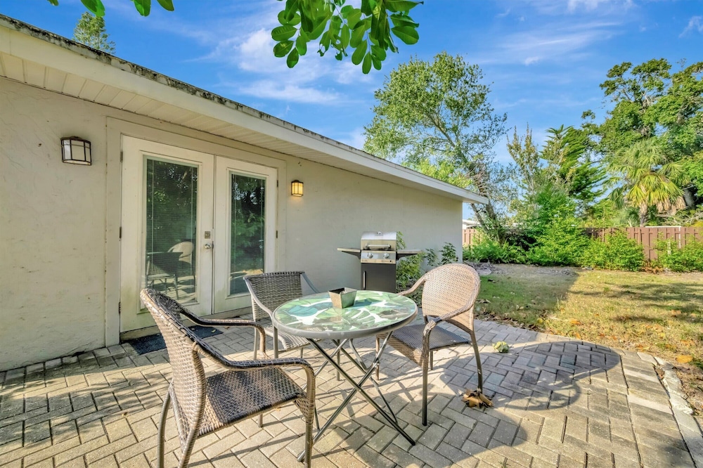 Sleeps 8 Pets Welcome Fenced In Backyard