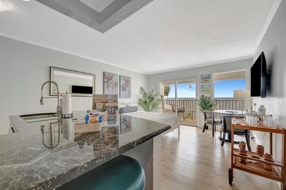 Palm Court a Bayview 2 Bed Suite Heated Pool