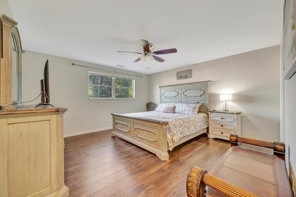Sleeps 8 Pets Welcome Fenced In Backyard